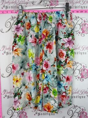 Capri crop pants flowers Floral Print Capris in Multi-Color